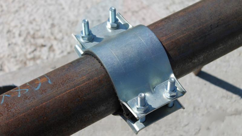 Универсальные хомуты: ремонт труб без сварки